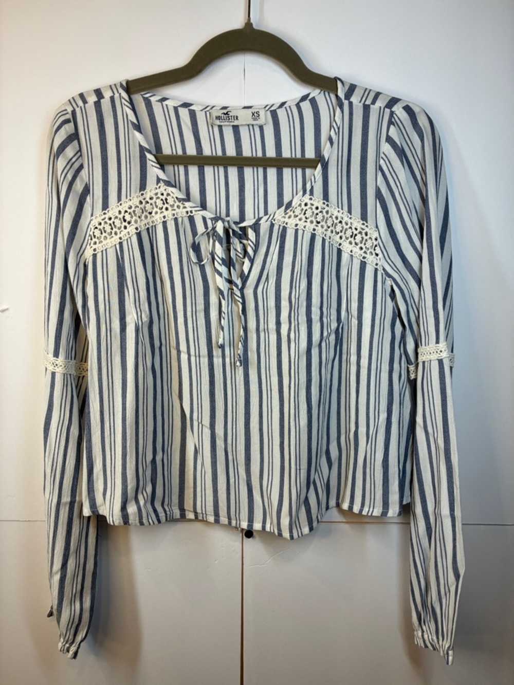 Hollister Crop Top Women’s XS Blue White Stripe Lace Trim Tie Front Boho